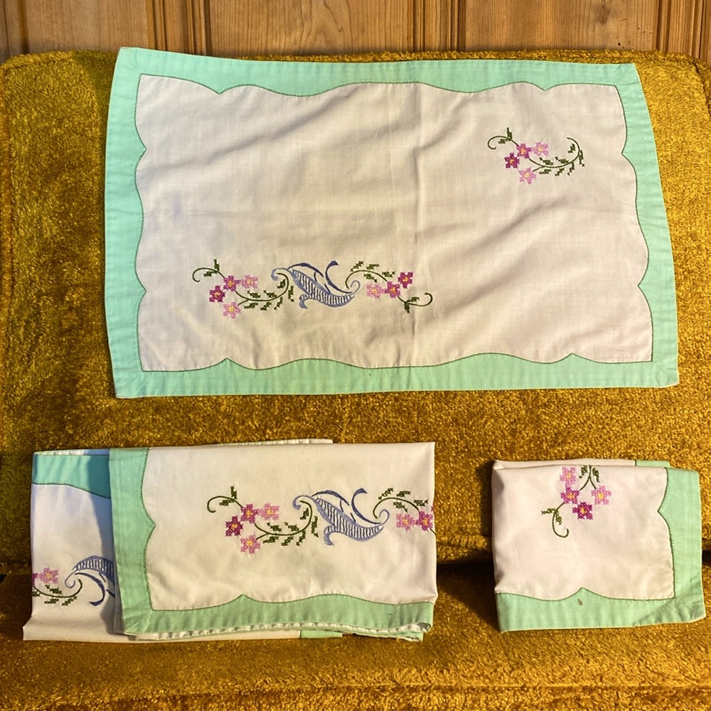 Set of 4 vintage table linens